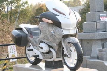 バイクの形の墓石