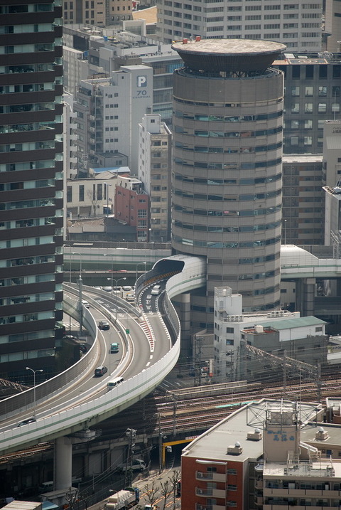 大阪の高速道路が貫通している『ゲートタワービル』