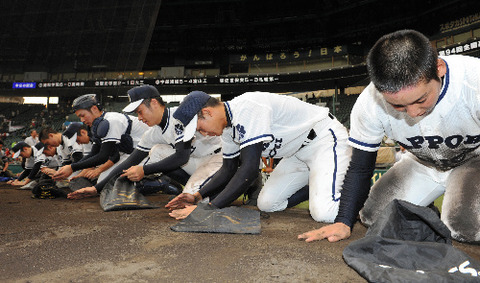 甲子園の土を持ち帰る選手達