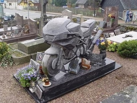 バイクの形の墓石
