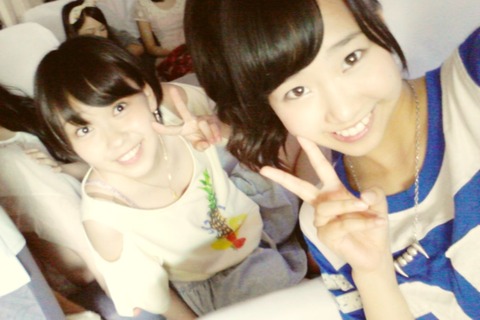 NMB48の加藤夕夏と石塚朱莉のツーショット