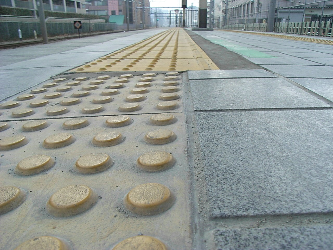 目白駅の点字ブロックの交換工事が始まる いつでも どこでも あなたの目に 目白駅の点字ブロックの交換工事が始まる いつでも どこでも あなたの目に