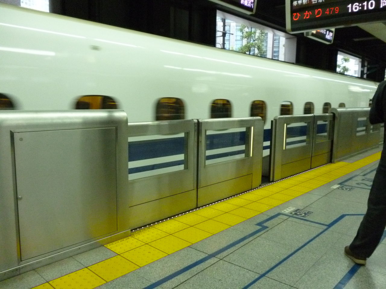 東京駅の東海道新幹線14番線のホームドア 安全柵 はほぼ同時開閉に いつでも どこでも あなたの目に 東京駅の東海道新幹線14番線のホームドア 安全柵 はほぼ同時開閉に いつでも どこでも あなたの目に