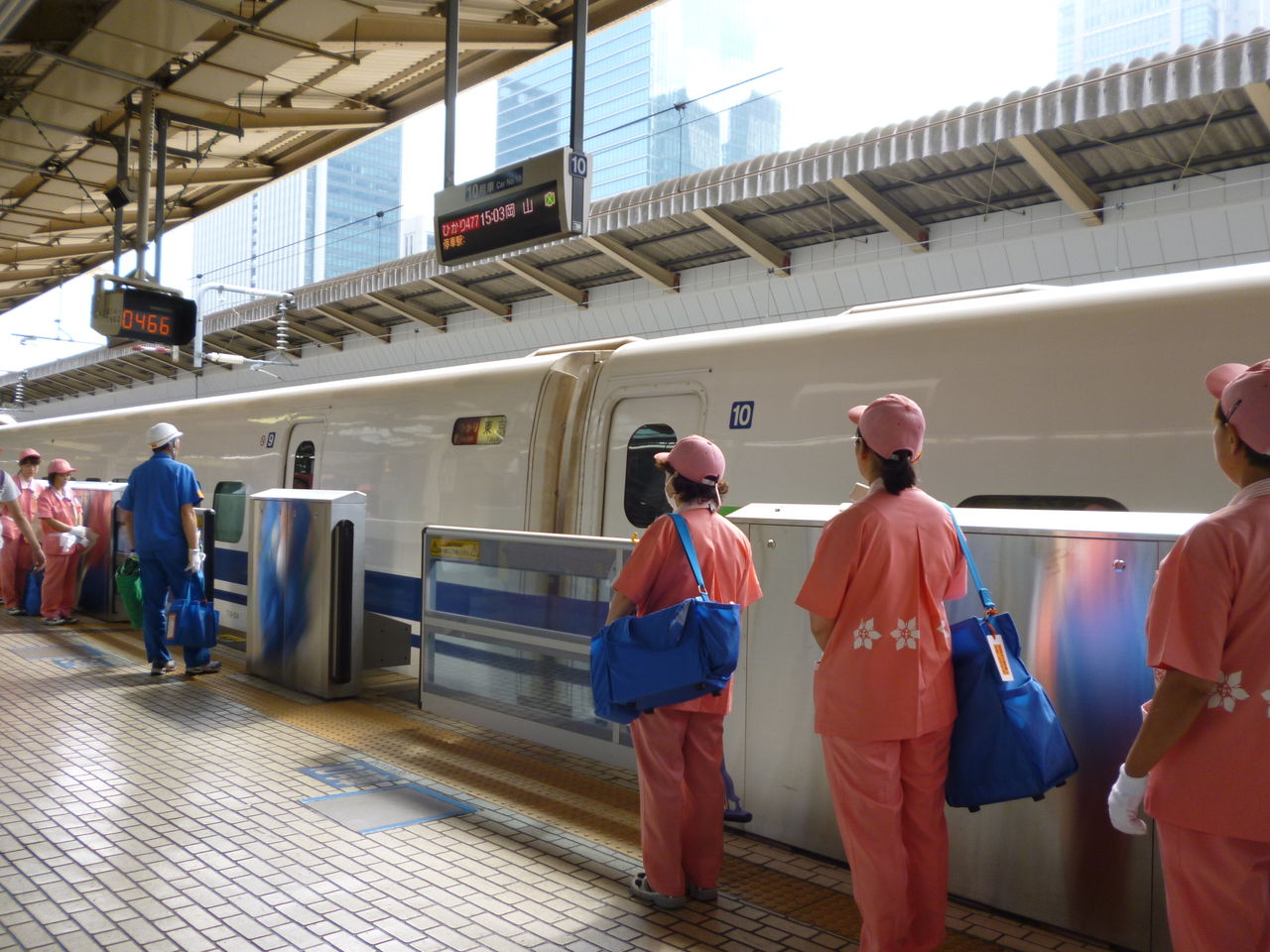 東京駅の東海道新幹線１４番線のホームドア 安全柵 はほぼ同時開閉に いつでも どこでも あなたの目に