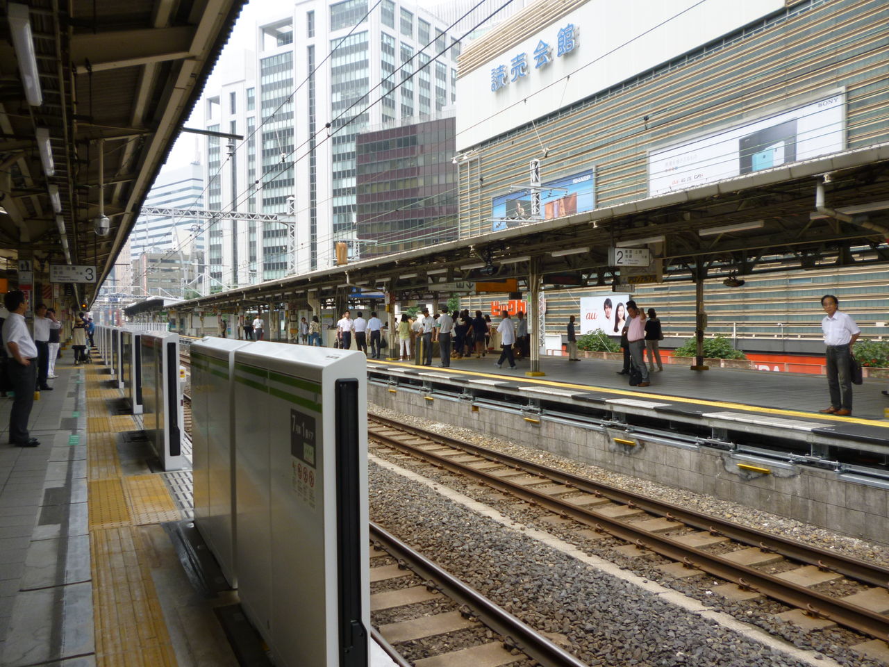 Jr山手線有楽町駅ホームドア 24日の設置の様子 いつでも どこでも あなたの目に Jr山手線有楽町駅ホームドア 24日の設置の様子 いつでも どこでも あなたの目に