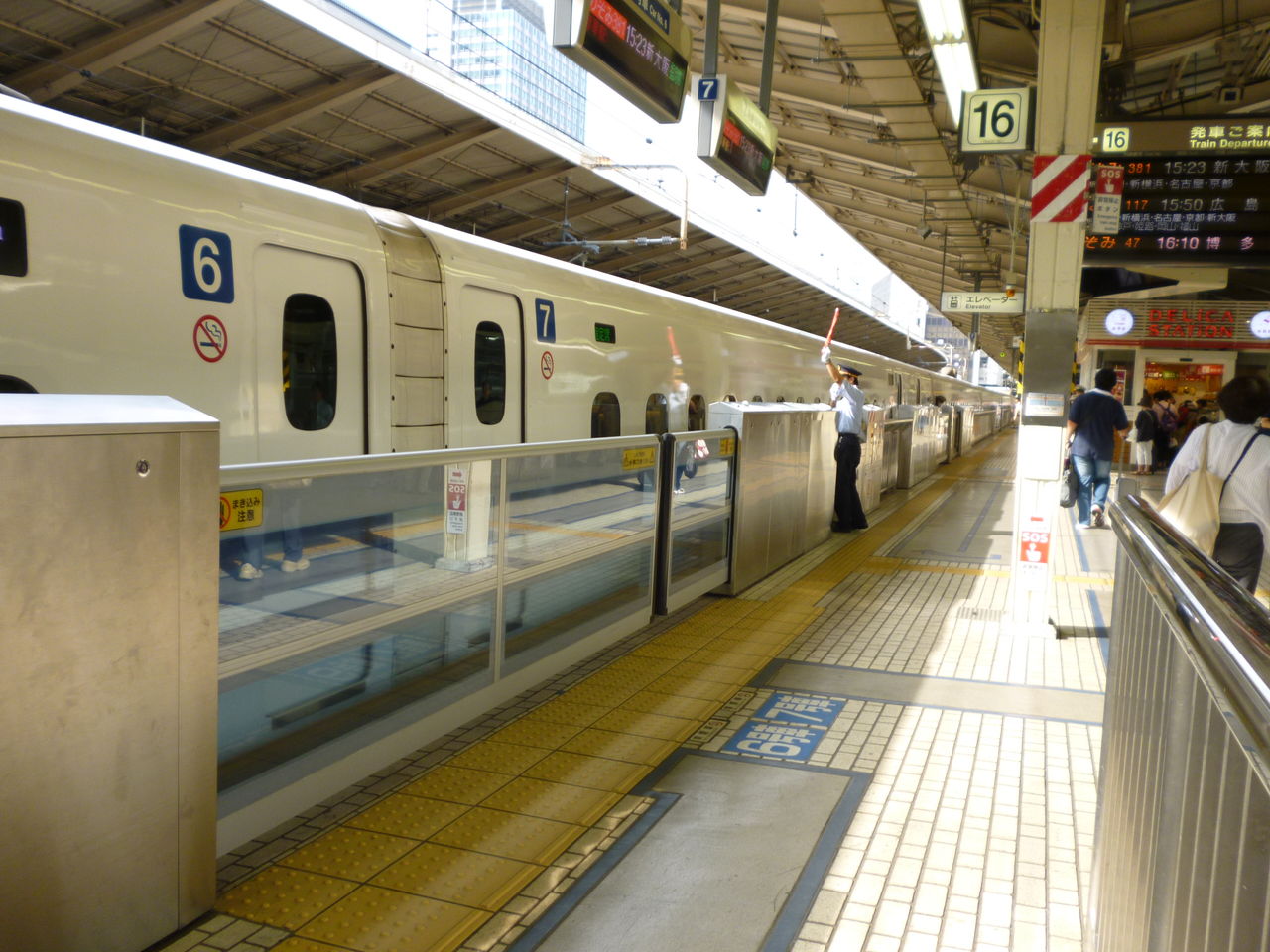 いつでも どこでも あなたの目に東京駅の東海道新幹線15、16、17番線のホームドア（安全柵）稼働中