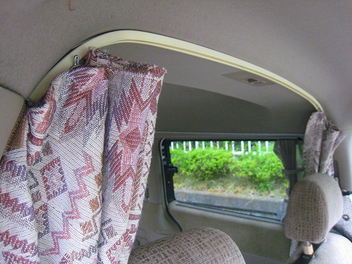 車泊の工夫 カーテンの取り付け モーちゃんの人生を楽しむブログ