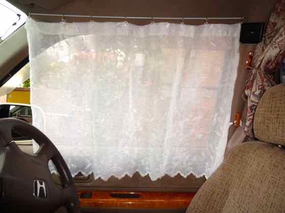 車泊の工夫 車内カーテンの取り付け モーちゃんの人生を楽しむブログ