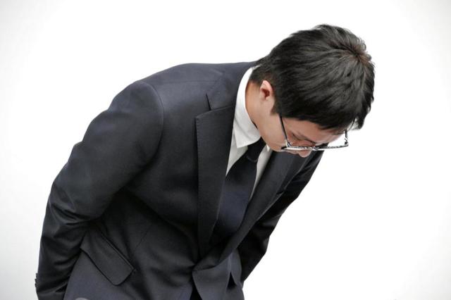 aaaリーダー 浦田直也の謝罪会見 眼鏡がオシャレ過ぎると話題に お笑い速報 aaaリーダー 浦田直也の謝罪会見 眼鏡がオシャレ過ぎると話題に お笑い速報