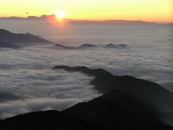 800px-Sunrise_Mt_Fujima_Norikura