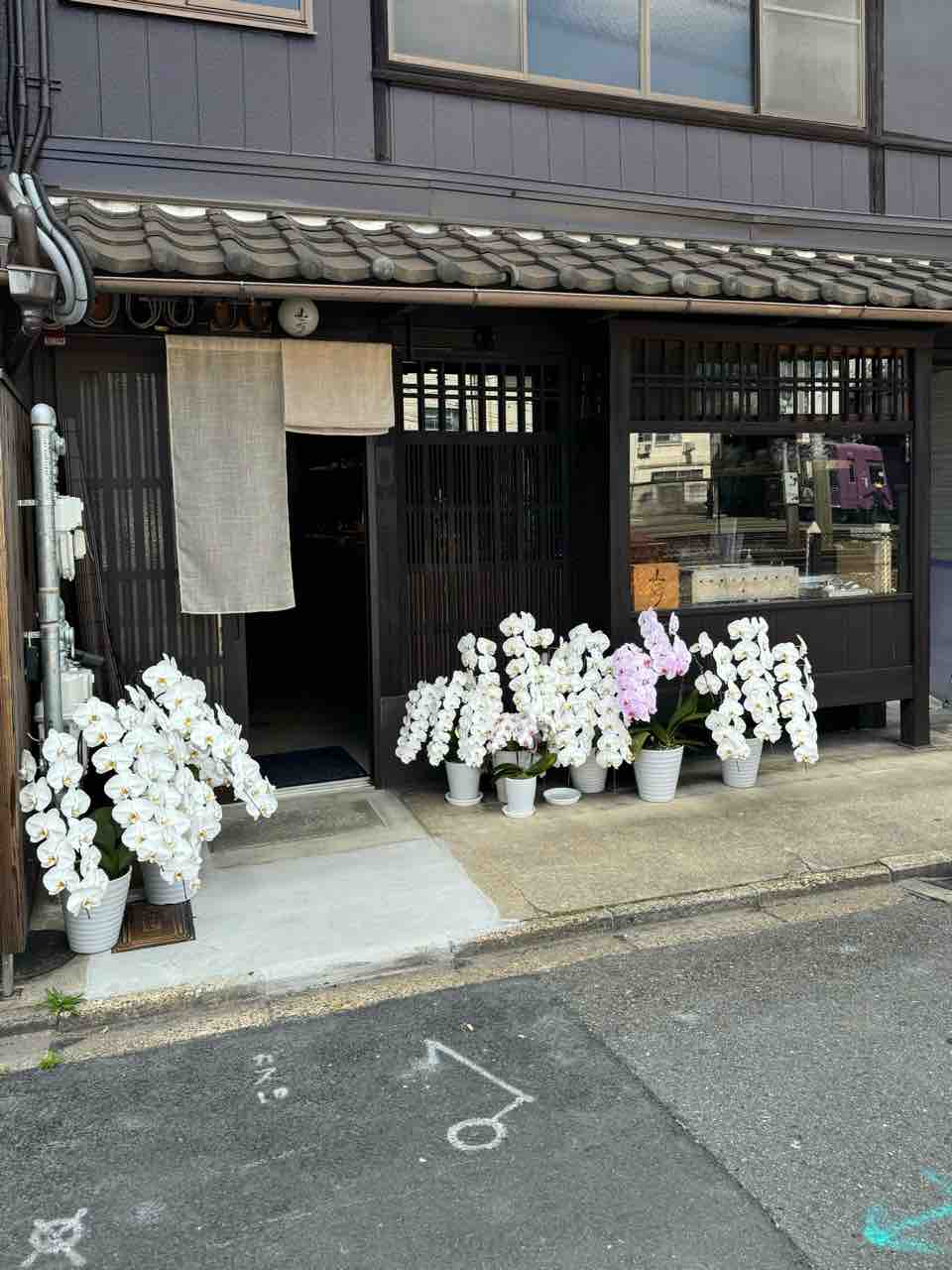 名物せせりと新鮮で多彩な鶏のお刺身が楽しめる大摩桜刺し盛り 