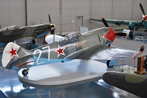 1024px-Lavochkin_La-7_’27_white’