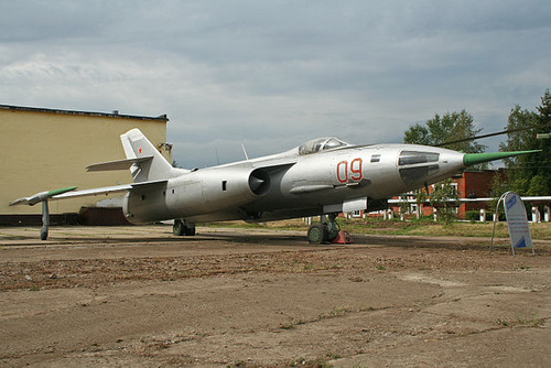 640px-Yakolev_Yak-28L_Brewer-B_09_red_(7903015146)