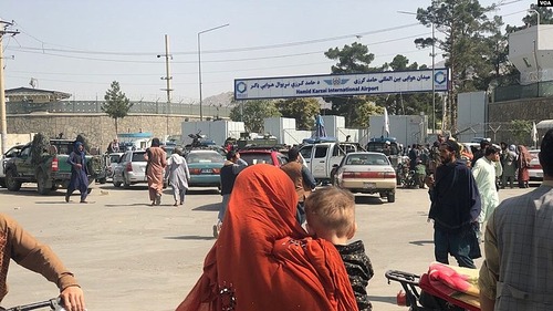 Crowds_in_front_of_Kabul_International_Airport