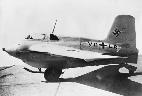 Messerschmitt_Me_163_V8_on_the_ground