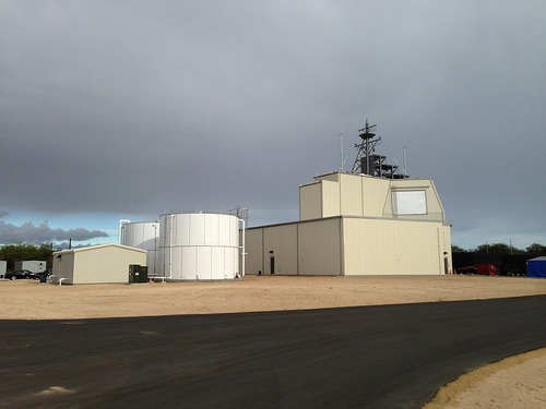 1024px-AegisAshore_DeckHouseComplex_in_Hawaii