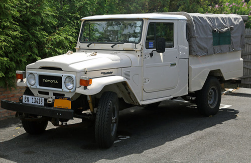 800px-1975_Toyota_Land_Cruiser_FJ45_pickup_(ZA)