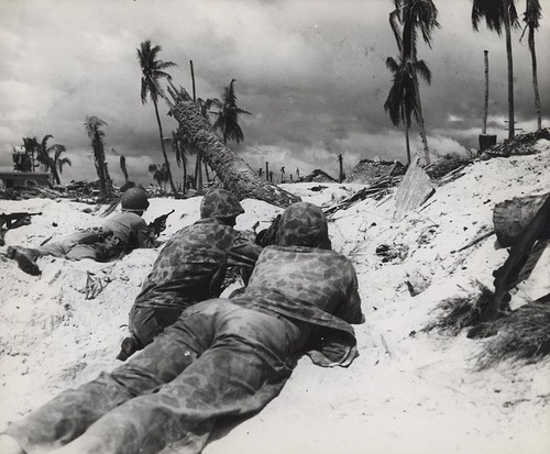 Marines_Advance_on_Japanese_Pill_Boxes,_Tarawa,_November_1943