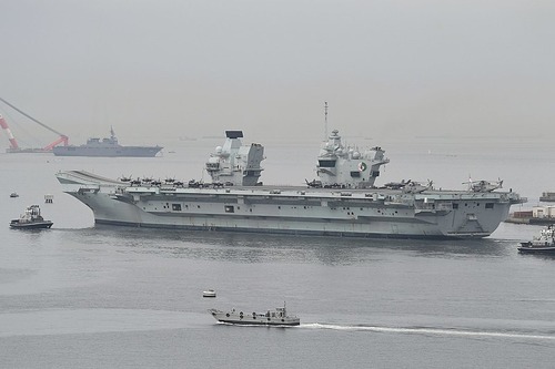 HMS_Queen_Elizabeth_(R08)_departing_from_Yokosuka