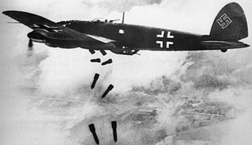 800px-Heinkel_He_111H_dropping_bombs_1940