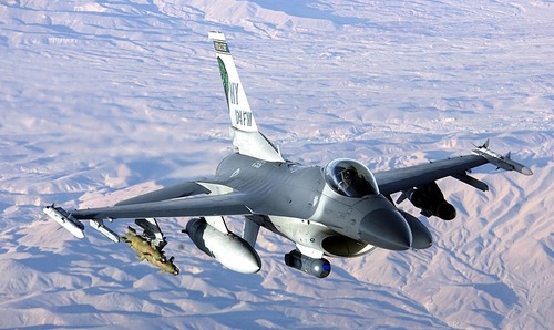 800px-USAF_F-16FightingFalcon
