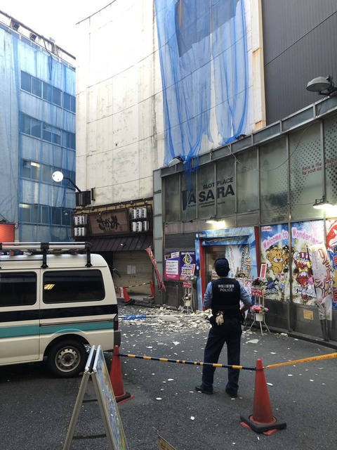強風でパチンコ店の看板が落下