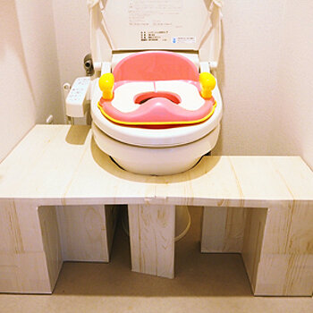 トイレトレのための踏み台を作りました 背が低い子にも対応できるダンボール製さ 2歳3ヶ月 ちんまり凸凹姉妹 おやゆび姫と姫丸 1年遅れの育児絵日記 トイレトレのための踏み台を作りました 背が低い子にも対応できるダンボール製さ 2歳3ヶ月 ちんまり凸凹姉妹 おやゆび姫と姫丸 1年遅れの育児絵日記