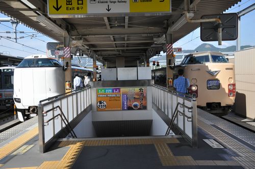 ホームには特急こうのとり10号新大阪行き(左)と