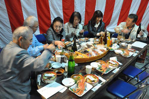 参加者の皆さん歓談しながら早速舌鼓