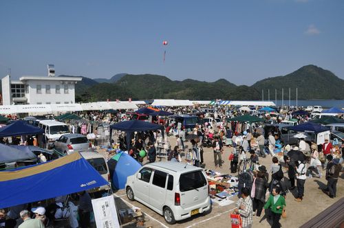 会場はたいへんな人出になってきました