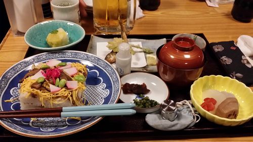 ̾ʪ�Ρ֤Ф餺�����פ򿩤٤ޤ���