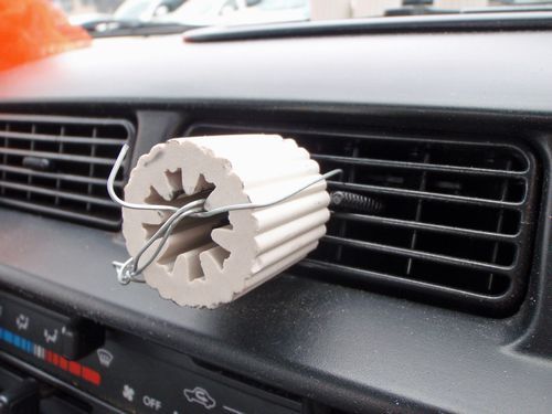 私の車の風の吹き出し口にはこんなものを置いています