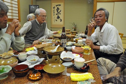 お酒を酌み交わしながら、今後の会の取り組みについて