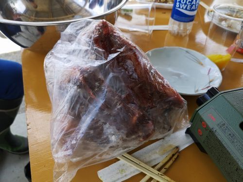 イノシシの肉の大きなブロック