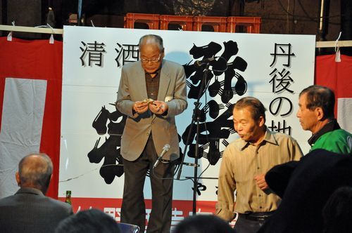 会員の森 四郎 氏からコッペガニの食べ方の説明