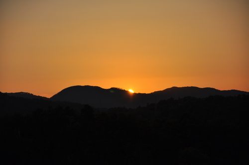 灼熱の夏の太陽が西の山に沈んでいきました