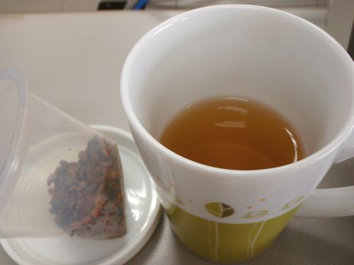 ? 仕事中にもカップにお湯を注いで一杯