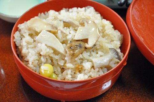 今日のご飯は、国産の松茸ごはんです