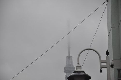 塔の先端は雨雲で霞んでいます