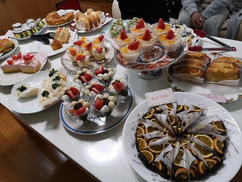 �ơ��֥뤤�äѤ����¤٤��Ƥ��ޤ���