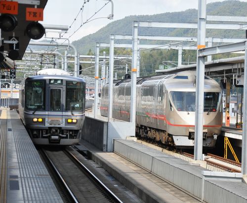 次に入ってきた普通電車(左)です
