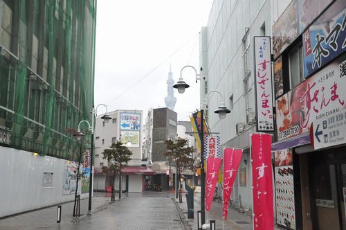 見えました、ビルの間らか。