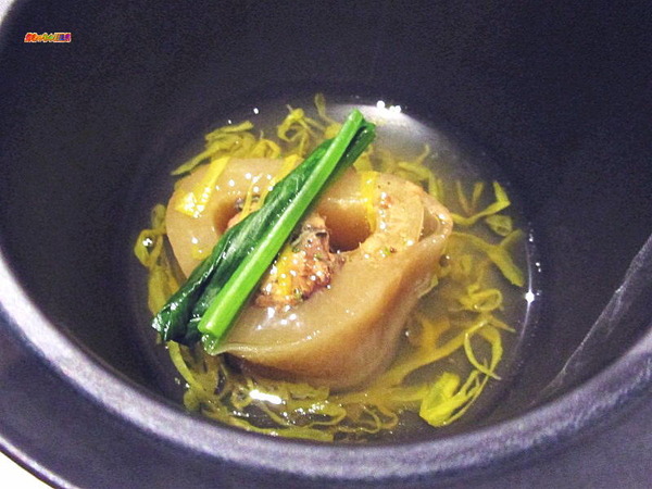 蓋物/鰻と大根の奉書巻き (法蓮草・菊花餡・振り柚子)