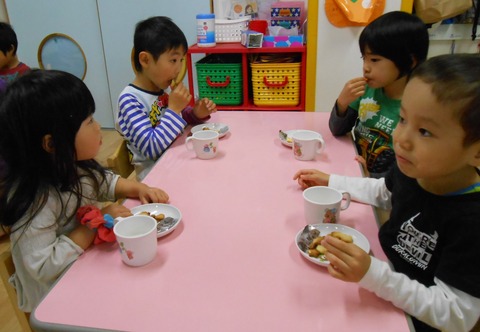 幼児クッキーを食べる