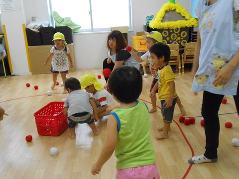2歳児、幼児玉入れ室内 047