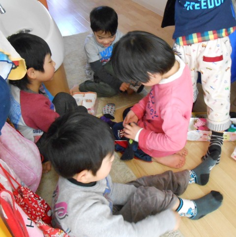 幼児靴下を履く
