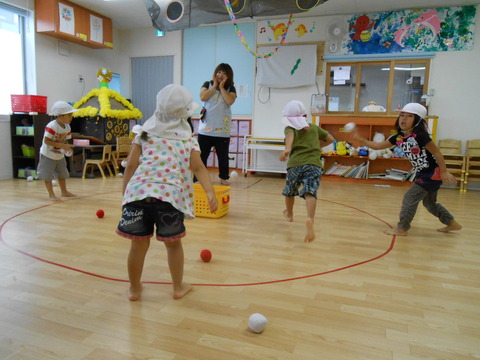 2歳児、幼児玉入れ室内 014