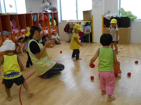 2歳児、幼児玉入れ室内 046
