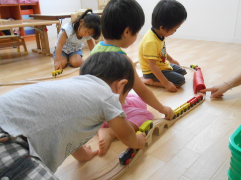 2歳児、幼児玉入れ室内 009