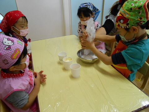 小麦粉を入れる